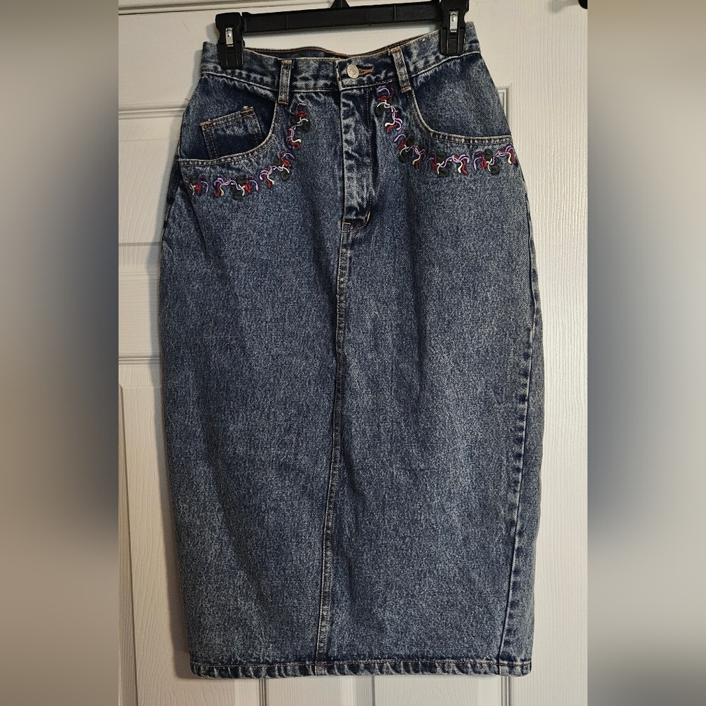 VINTAGE!! 80s Jordache Concepts Long Denim Skirt W/ Embroidery Details: Size- 10